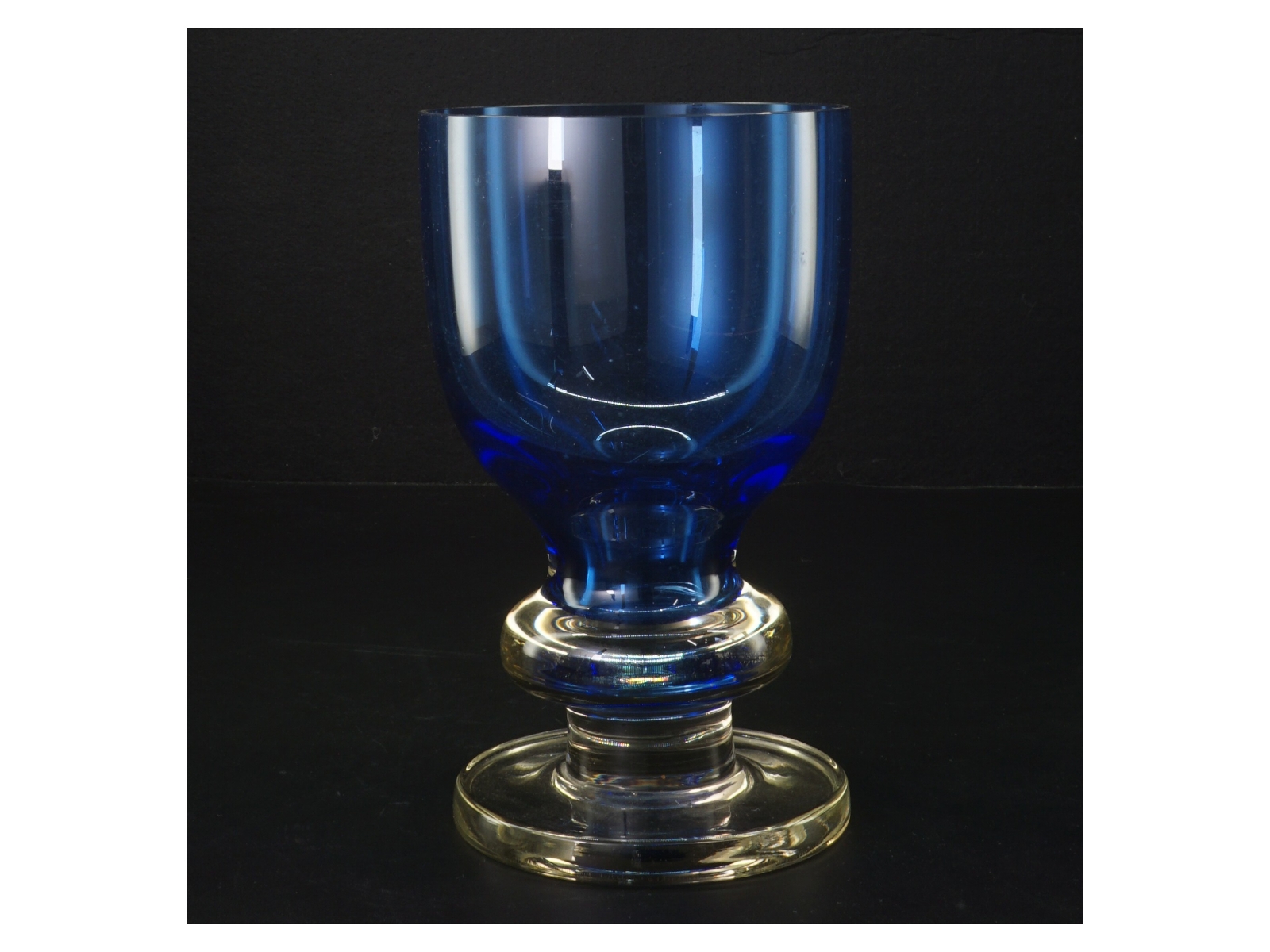 Blå glas vase (str. H. 18 cm. ø. 11 cm)