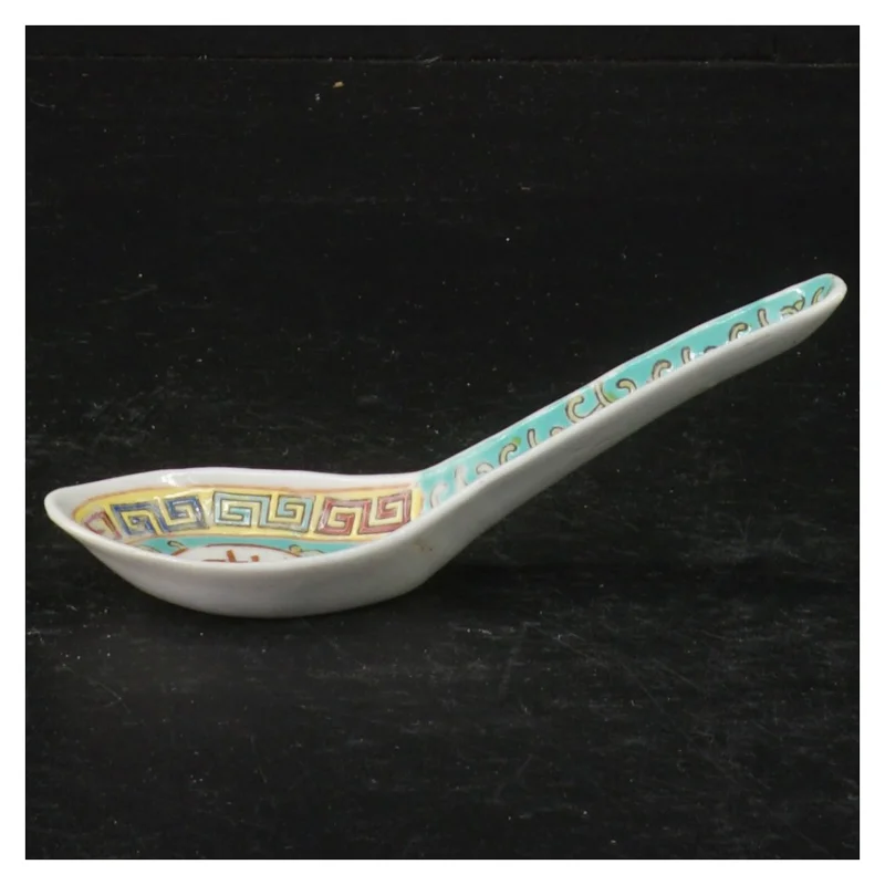 Dekorativ kinesisk porcelænsske (str. 12 cm)