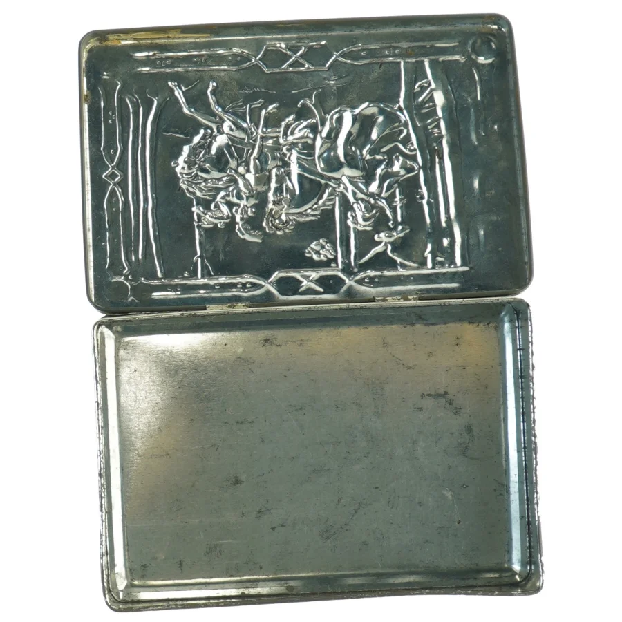 Dekoteret metal æske (str. 17 x 12 x 5 cm)