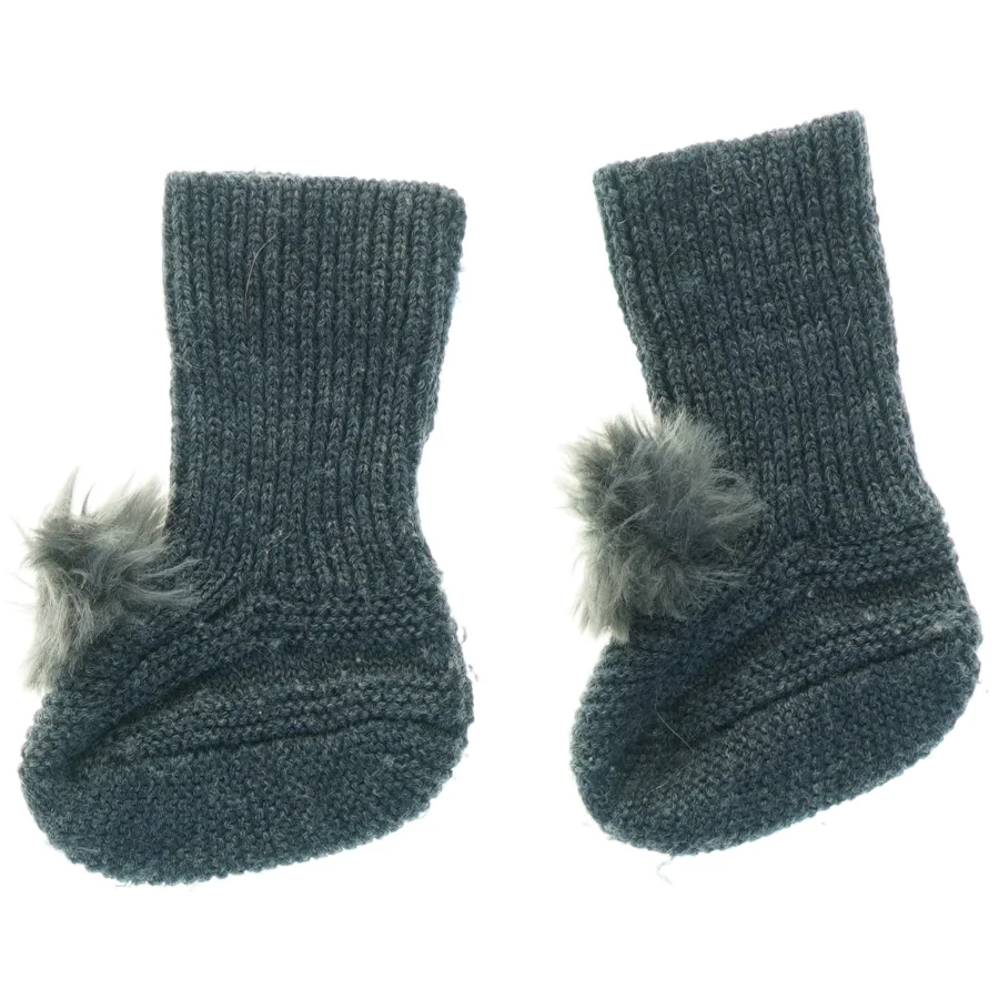 Strikkede babyfutter med pelskvast (str. Udvendig så 10 cm)