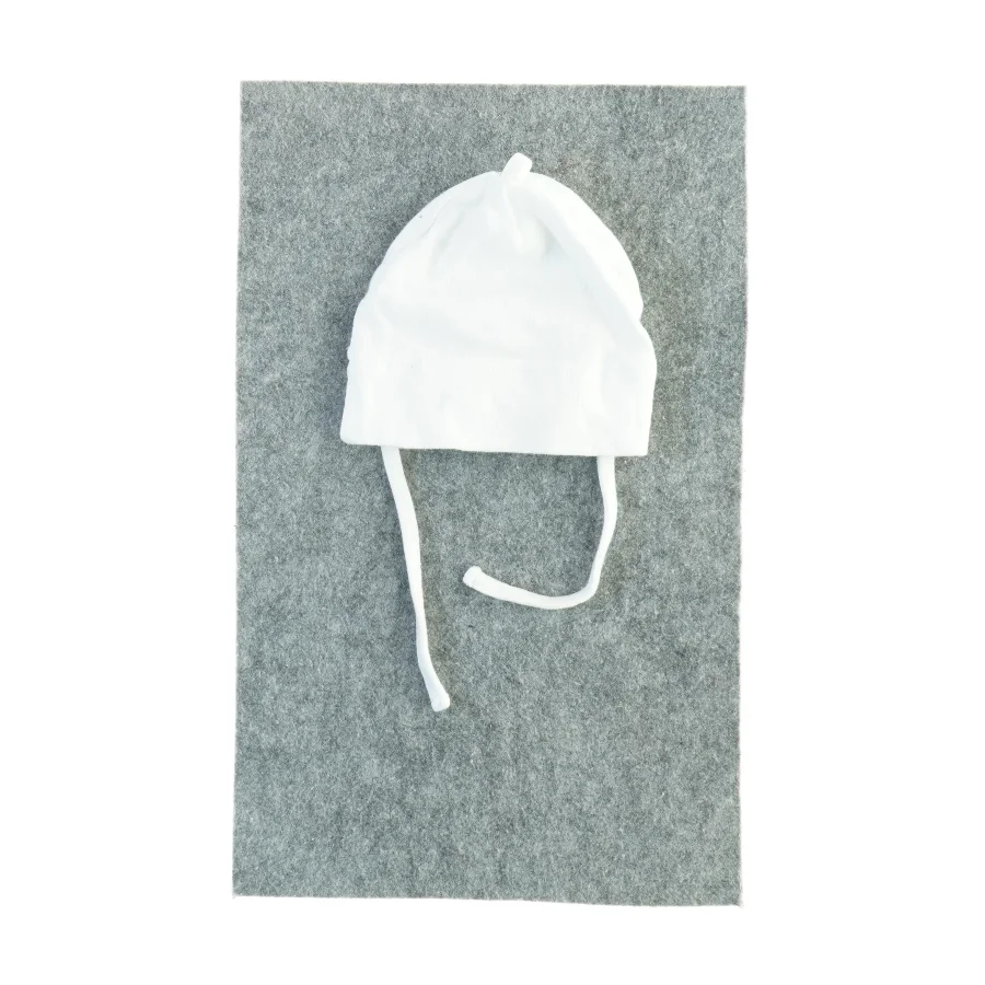 Hvid baby hue fra H&M (str. 62)