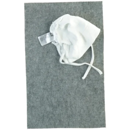 Hvid baby hue fra H&M (str. 62)