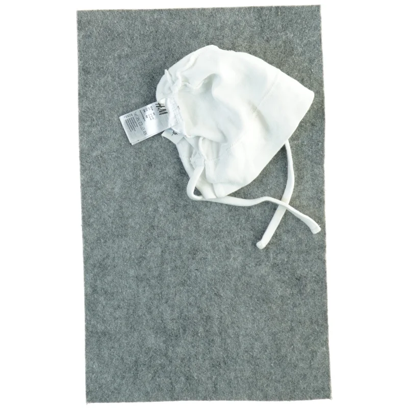 Hvid baby hue fra H&M (str. 62)