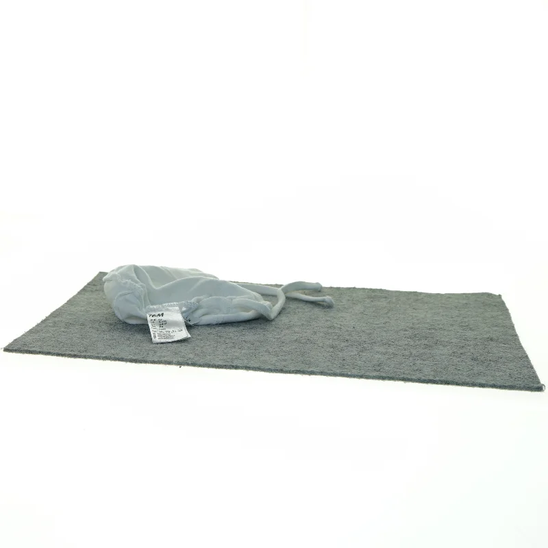 Hvid baby hue fra H&M (str. 62)