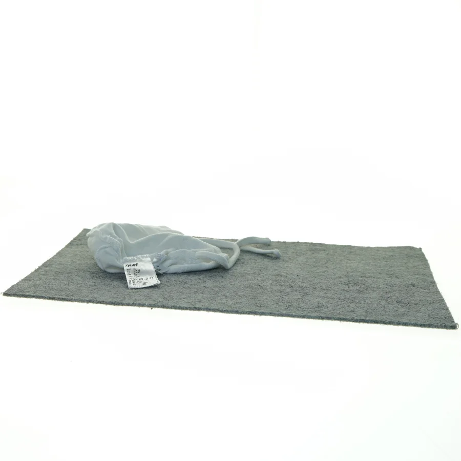 Hvid baby hue fra H&M (str. 62)