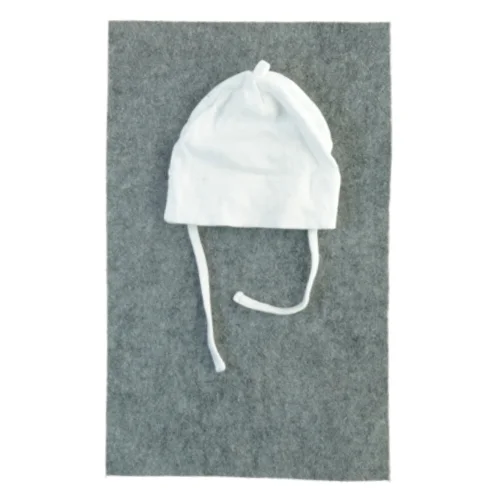 Hvid baby hue fra H&M (str. 62)