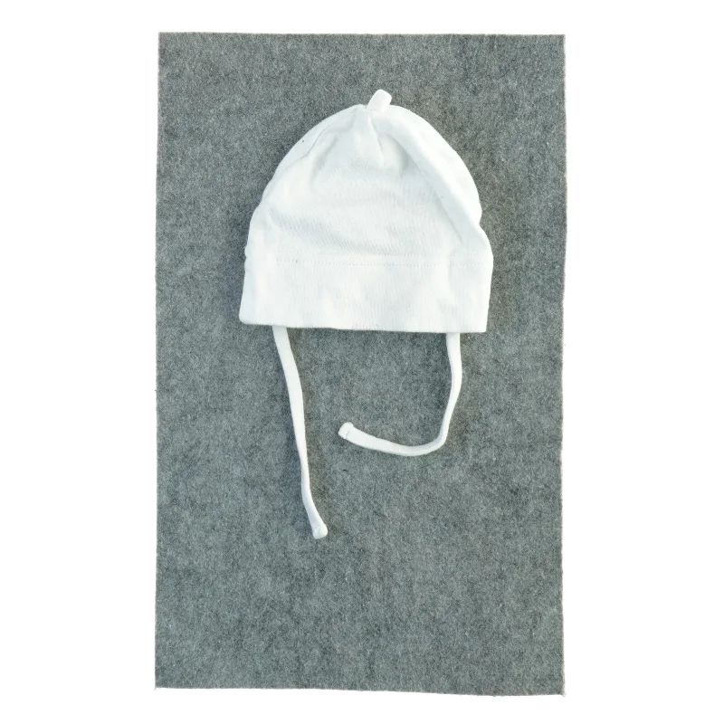 Hvid baby hue fra H&M (str. 62)
