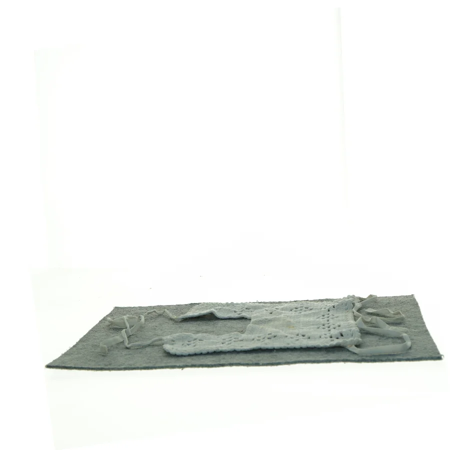 Hæklet børneforklæde (str. 22 x 20 cm)