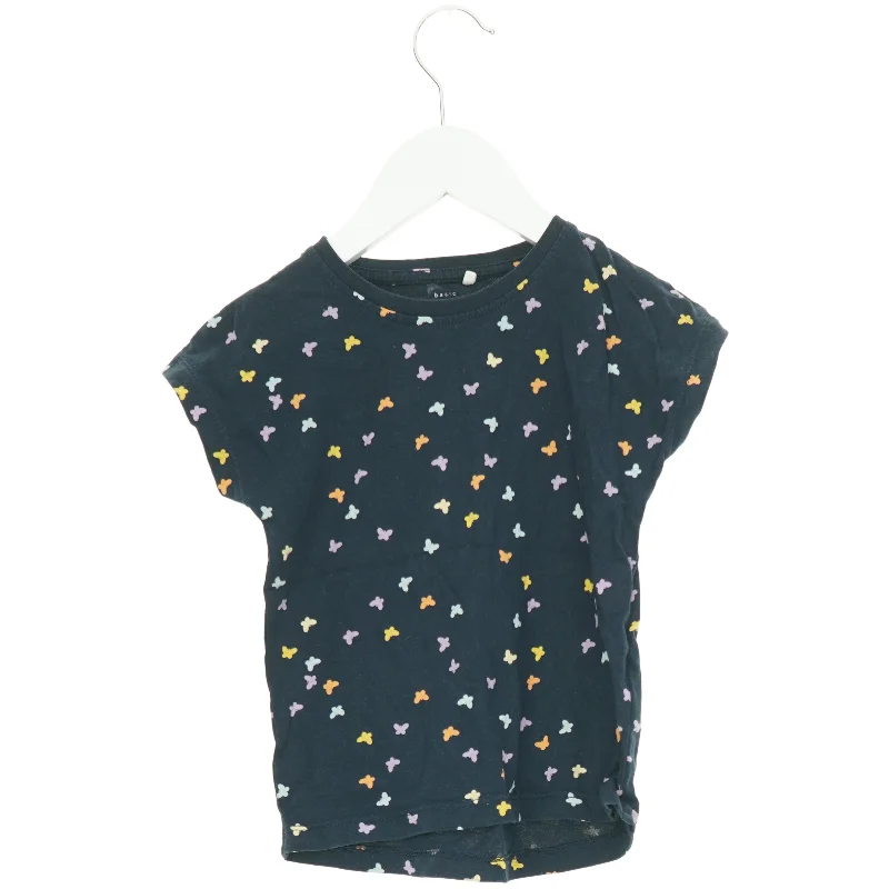 T-Shirt fra Basic needs (str. 104 cm)