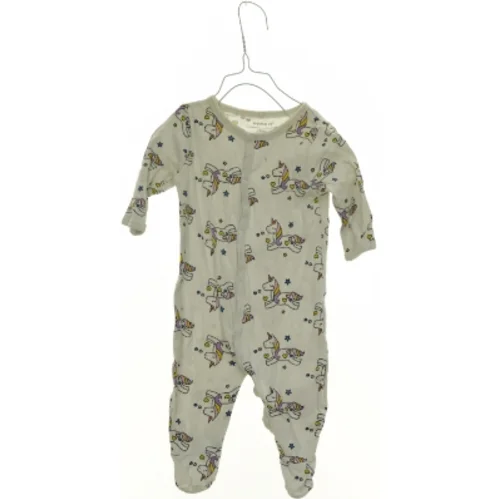 Natdragt fra Name It (str. 62 cm)