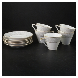 Koh-I-Noor kaffekopper med undertallerkner fra Königl pr. Tettau(str. 5 kopper. ø. 8 cm. længde. 6,5 cm. 6 undertallerkner. ø. 14 cm)