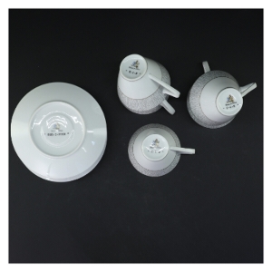 Koh-I-Noor kaffekopper med undertallerkner fra Königl pr. Tettau(str. 5 kopper. ø. 8 cm. længde. 6,5 cm. 6 undertallerkner. ø. 14 cm)