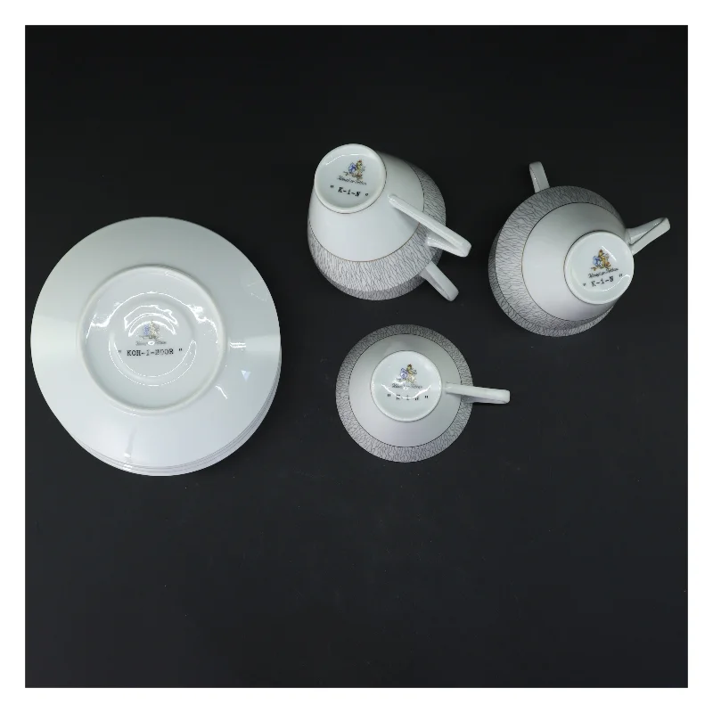 Koh-I-Noor kaffekopper med undertallerkner fra Königl pr. Tettau(str. 5 kopper. ø. 8 cm. længde. 6,5 cm. 6 undertallerkner. ø. 14 cm)