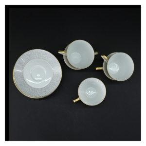 Koh-I-Noor kaffekopper med undertallerkner fra Königl pr. Tettau(str. 5 kopper. ø. 8 cm. længde. 6,5 cm. 6 undertallerkner. ø. 14 cm)