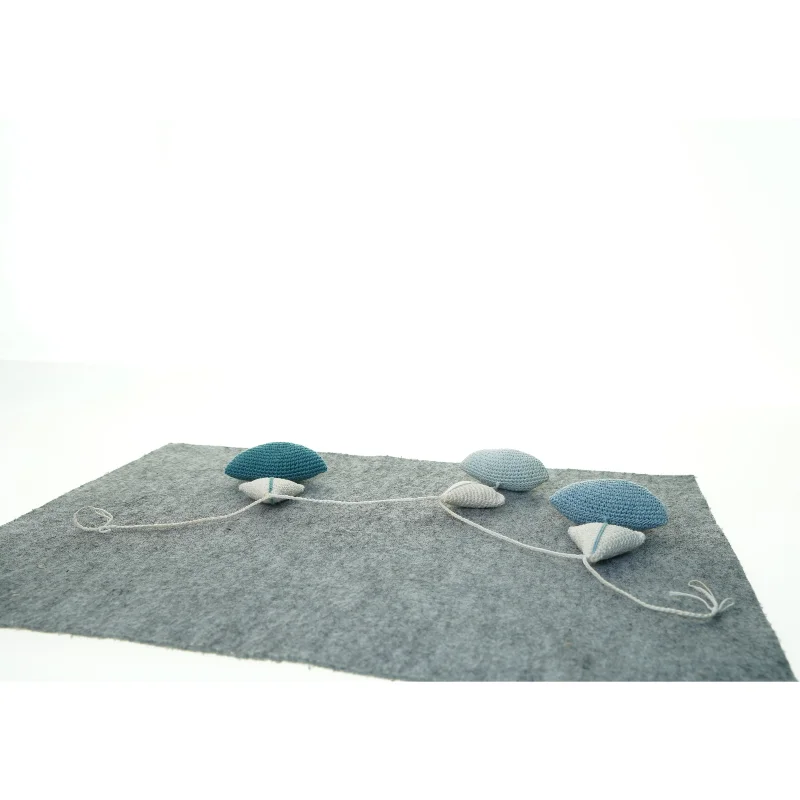 Strikket pynt til barnevogn el. lign. (str. 70 x 12 cm)