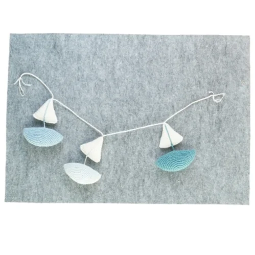 Strikket pynt til barnevogn el. lign. (str. 70 x 12 cm)