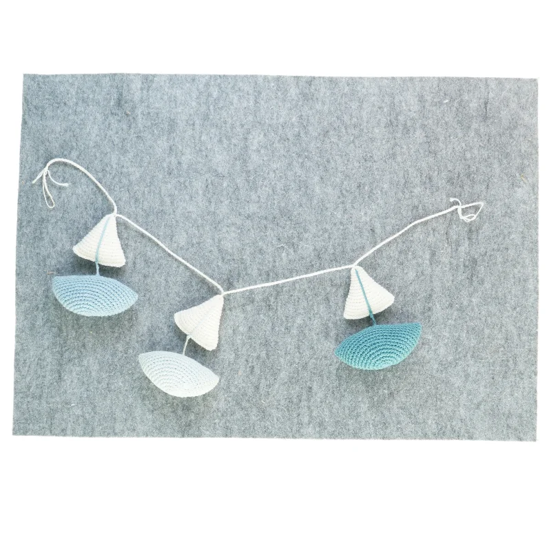 Strikket pynt til barnevogn el. lign. (str. 70 x 12 cm)