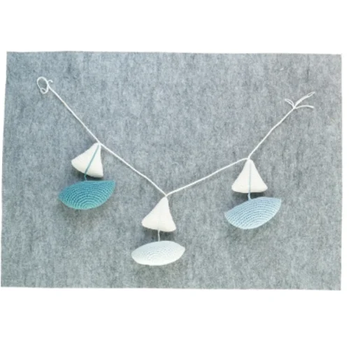 Strikket pynt til barnevogn el. lign. (str. 70 x 12 cm)