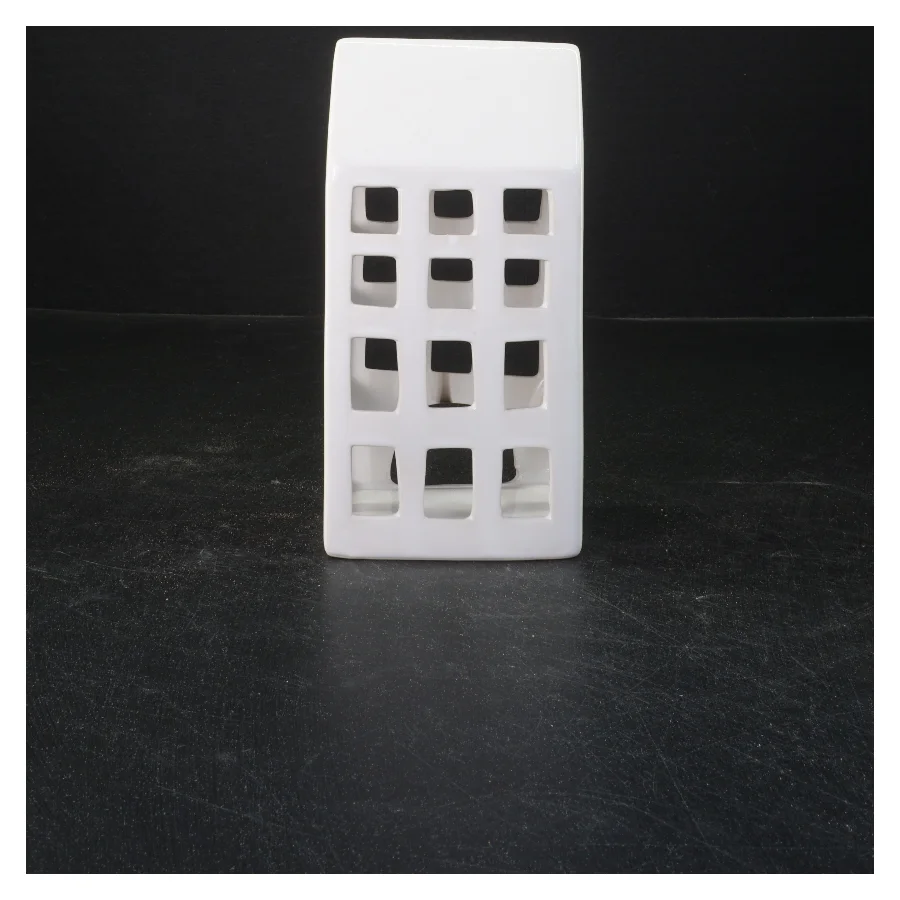 Keramik lysestage formet som bygning (str. 18x9x6 cm)