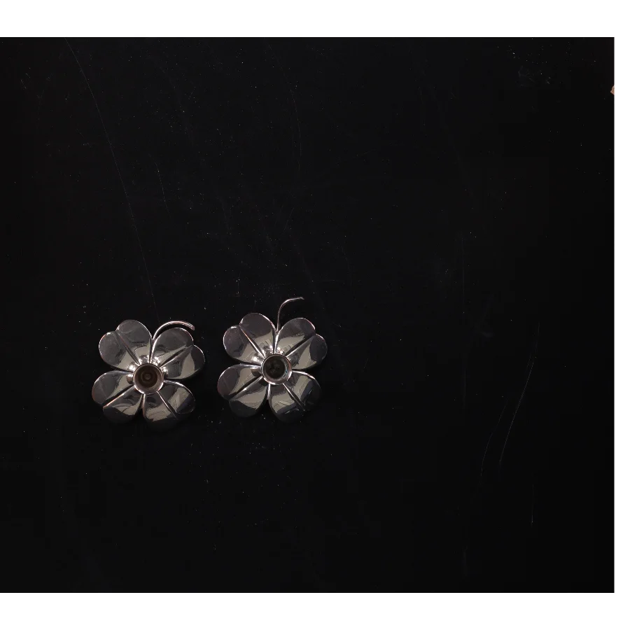 Sølvfarvede blomsterøreringe (str. 7 x 2 cm)