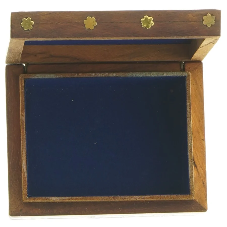 Trææske med buddhistisk motiv (str. 11 x 8 x 4 cm)