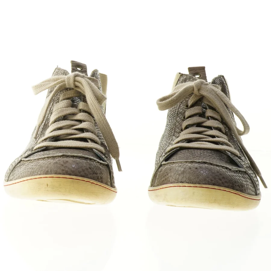 Brugte damesneakers med slangeskindslook