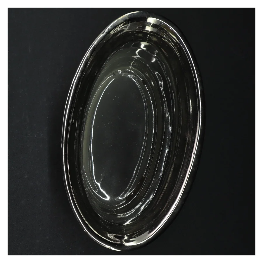 Ovalt sølvfarvet fad med rosendekoration (str. 21 x. 12 cm)