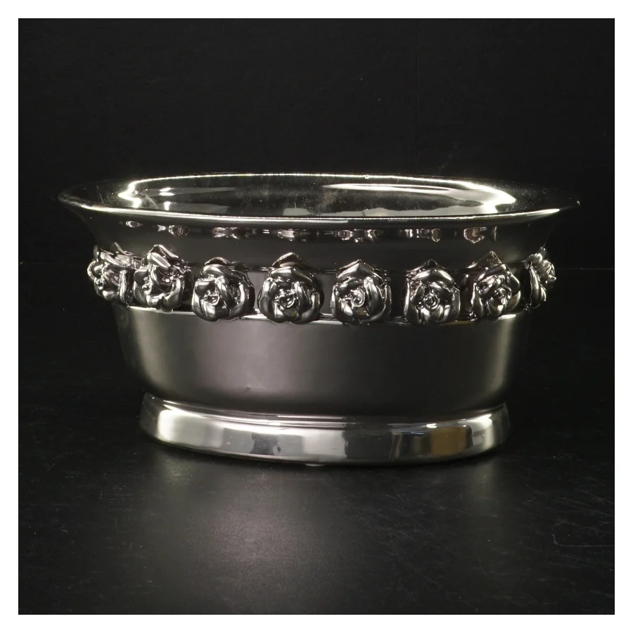 Ovalt sølvfarvet fad med rosendekoration (str. 21 x. 12 cm)