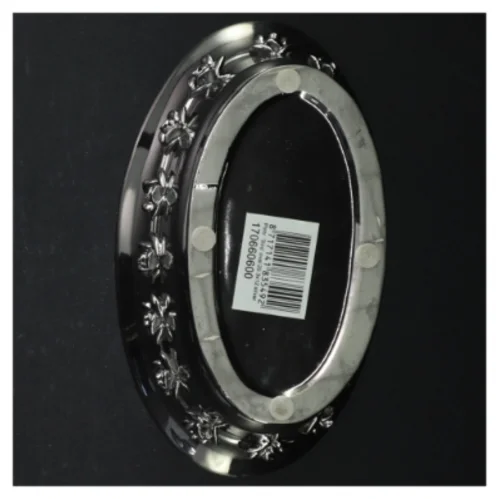 Ovalt sølvfarvet fad med rosendekoration (str. 21 x. 12 cm)