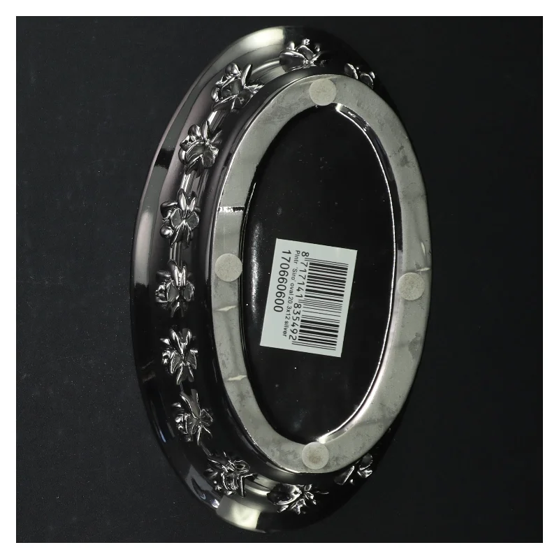 Ovalt sølvfarvet fad med rosendekoration (str. 21 x. 12 cm)