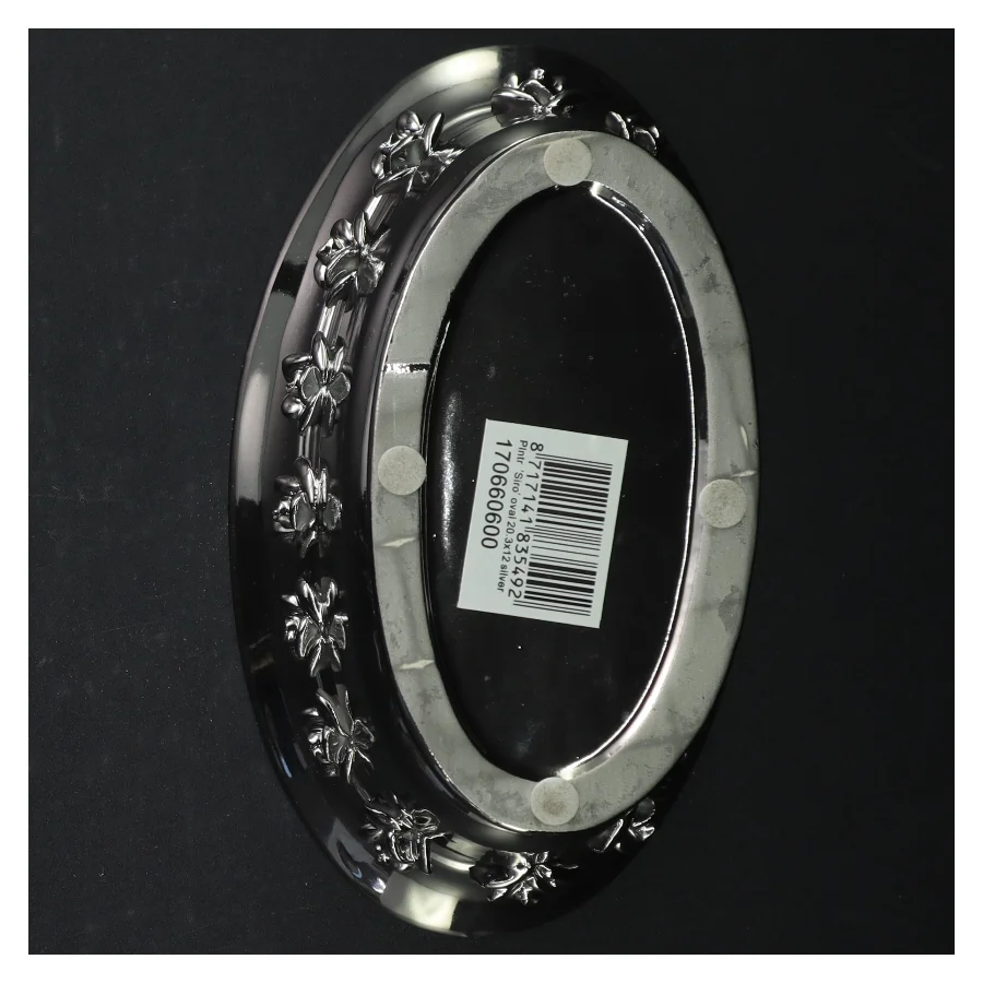 Ovalt sølvfarvet fad med rosendekoration (str. 21 x. 12 cm)