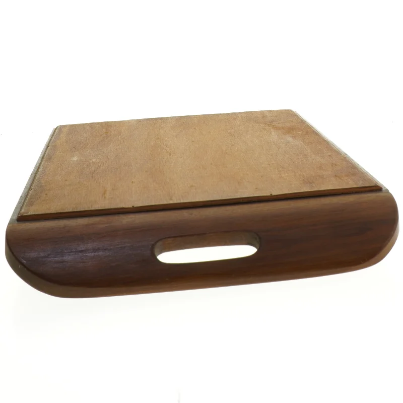 Træbakke med sommerfuglevinger