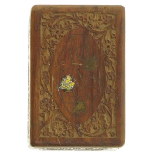 Udsmykket trææske (str. 15 x 10 x 6 cm)