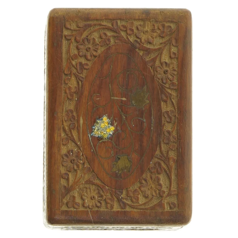 Udsmykket trææske (str. 15 x 10 x 6 cm)