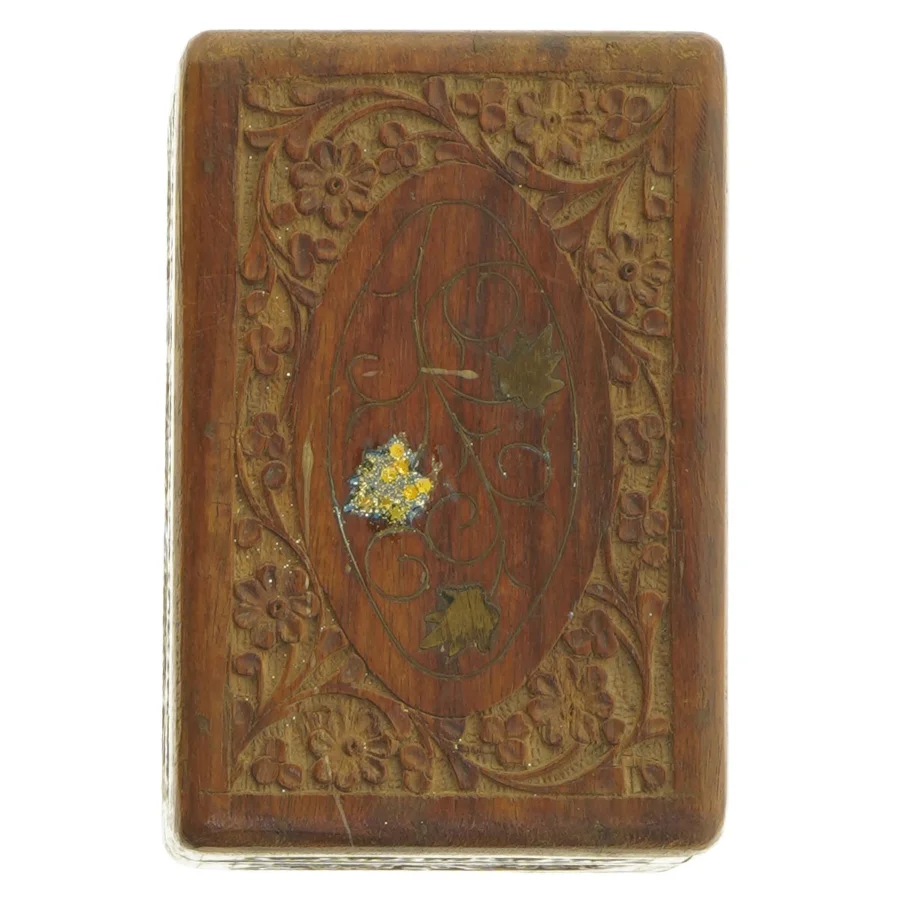 Udsmykket trææske (str. 15 x 10 x 6 cm)