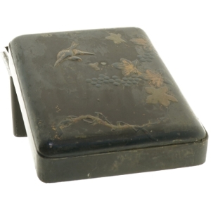 Vintage trææske med præget dekoration (str. 20 x 14,5 x 9 cm)