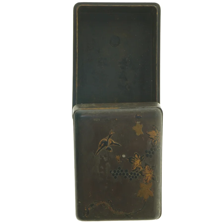 Vintage trææske med præget dekoration (str. 20 x 14,5 x 9 cm)