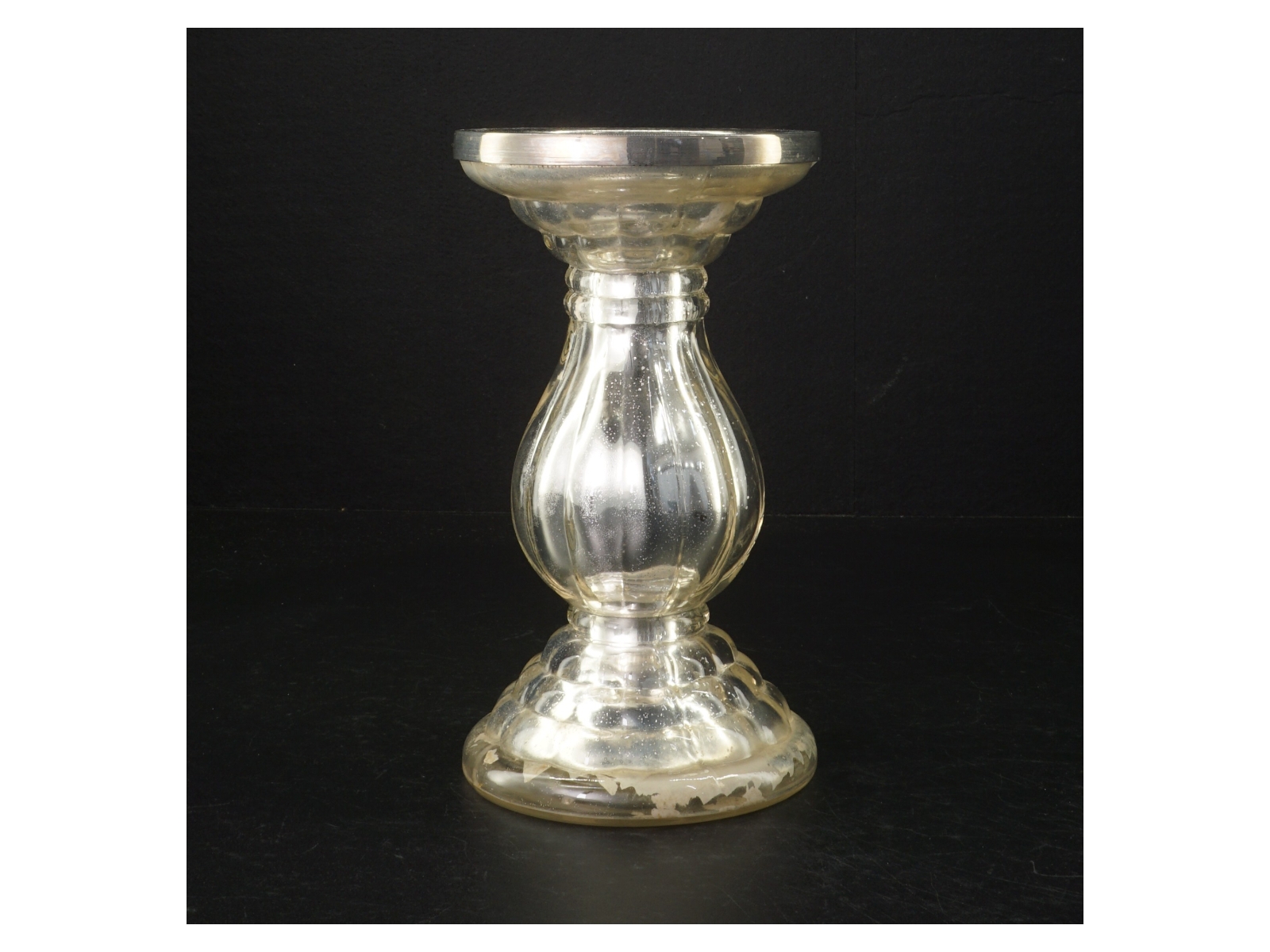 Glas lysestage med sølvfarvet finish (str. H. 19 cm)