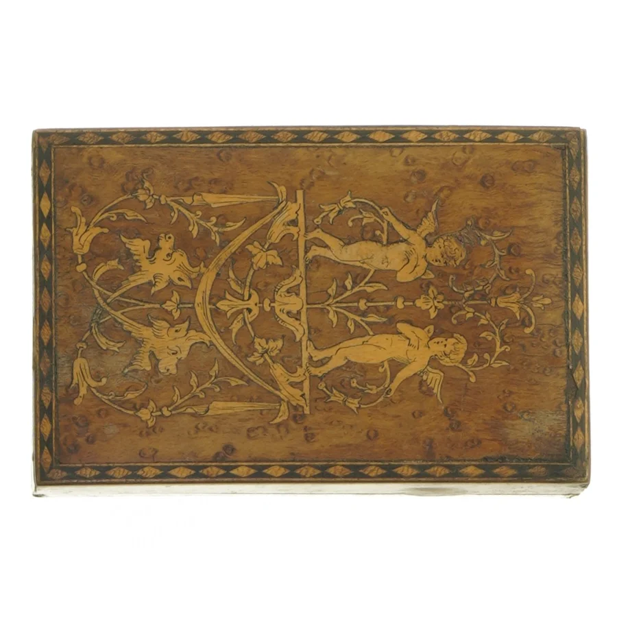 Gl. Trææske med engle på låg (str. 14 x 9 x 4 cm)