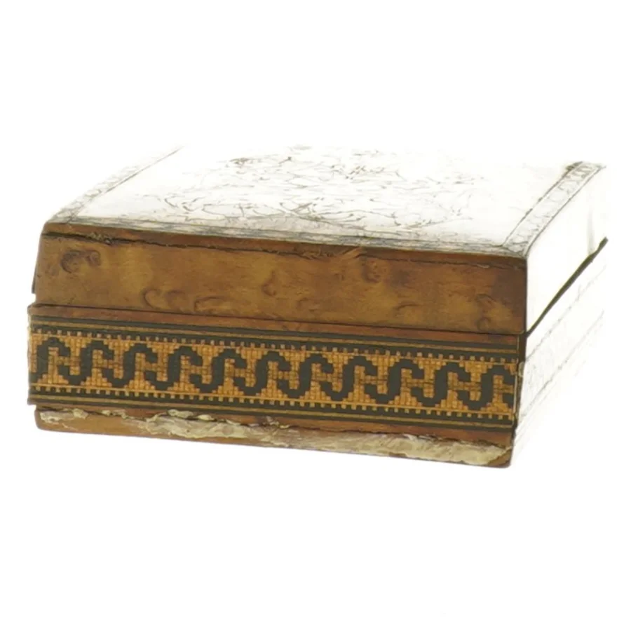 Gl. Trææske med engle på låg (str. 14 x 9 x 4 cm)