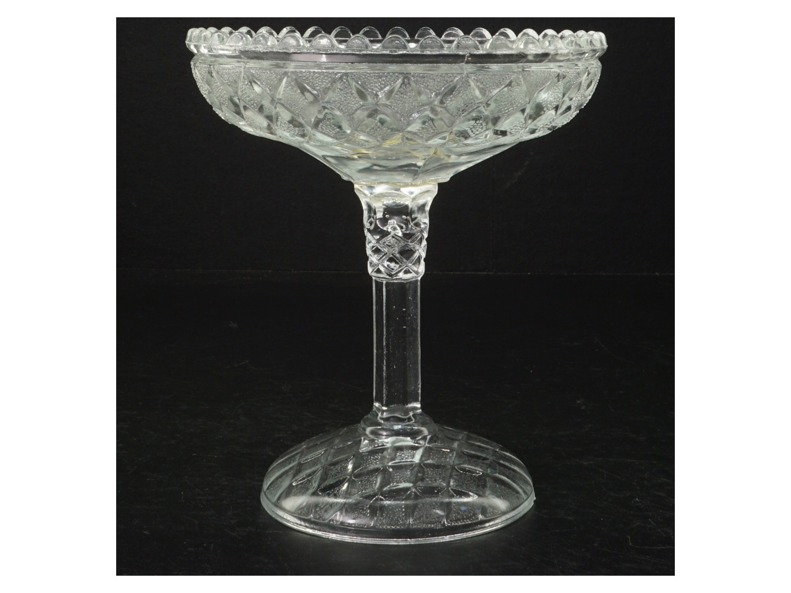 Glasskål på fod (str. H. 17 cm. ø. 15 cm)