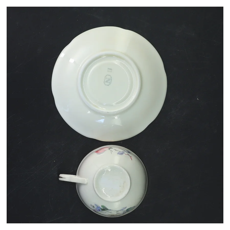 Porcelænstekopper med underkopper (str. Ø 13 cm og ø 8 cm x 5 cm)