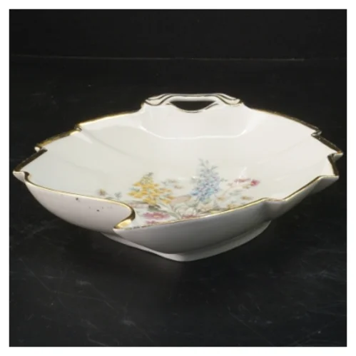 Oval broholmskål med blomsterdesign fra Broholm (str. 22,5x17 cm)