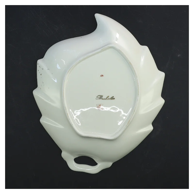 Oval broholmskål med blomsterdesign fra Broholm (str. 22,5x17 cm)