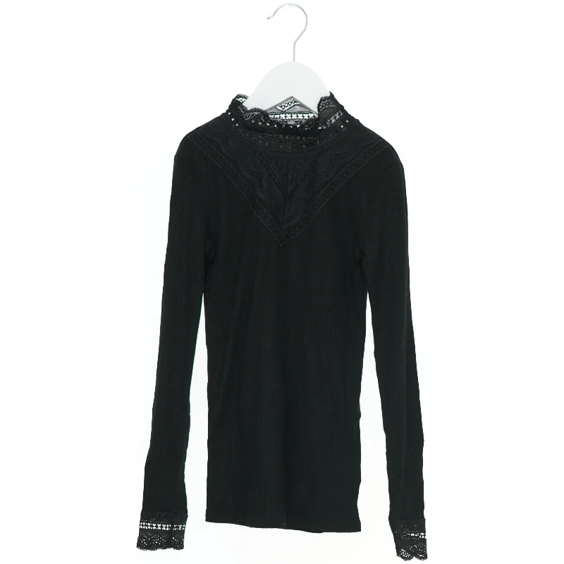 Sort bluse med blonder fra Name It (str. 134)