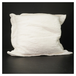 Hvid pyntepude med præget mønster (str. 45x45 cm)