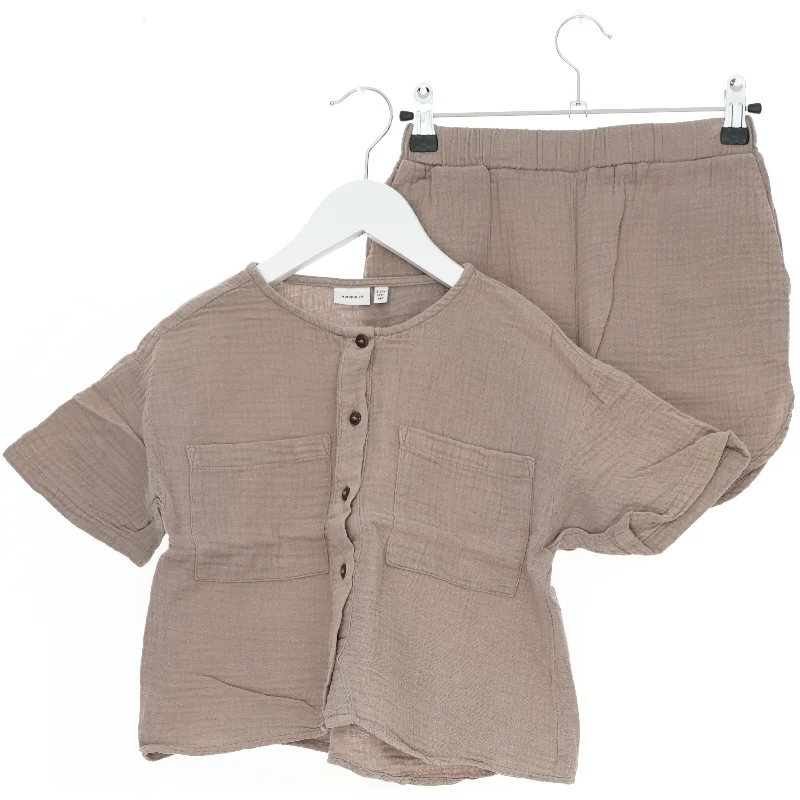 Brun kortærmet sæt med shorts fra Name It (str. 134)