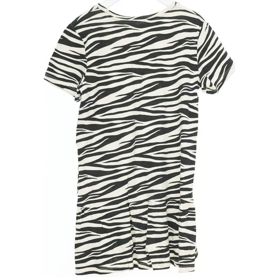 Kjole med zebramønster fra H&M (str. 122) 