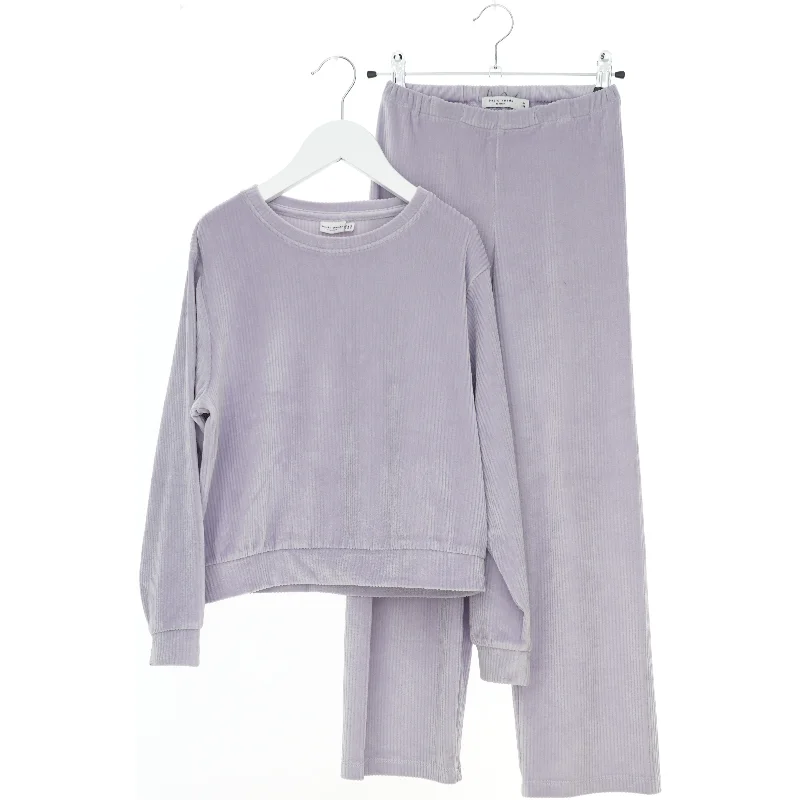 Lilla sæt med trøje og bukser fra Name It (str. 134)