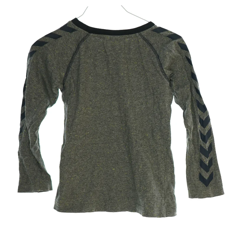 Bluse fra Hummel (str. 104)